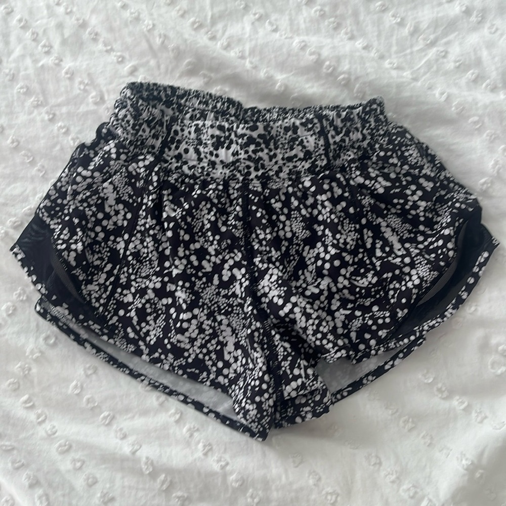 Black lululemon hotty hot shorts 2.5”
